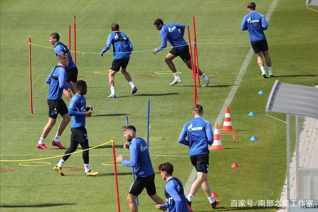 邮报：纽卡与布莱顿争夺18岁边锋约翰纳，球员估价约2000万英镑